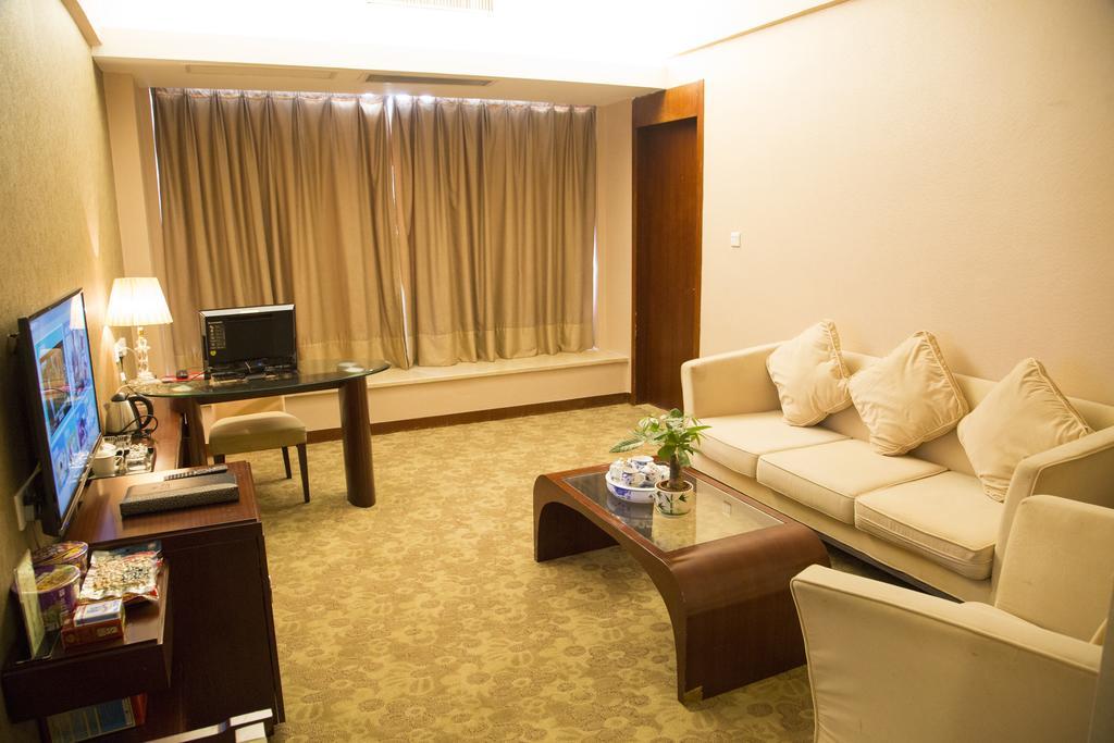 Long Zhou Grand Hotel Guangzhou Room photo